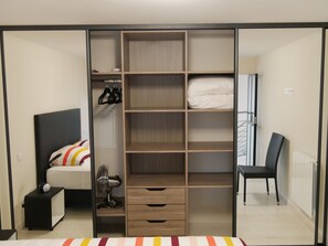 2 chambres, fer et planche à repasser, lit parapluie, Wi-Fi gratuit