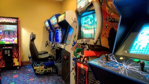A room with arcade machines, including 'Hot Stuff' and 'Rush 2048'. - Suite in Orlando | Access to Shared Pool/Hot Tub (Orlando)