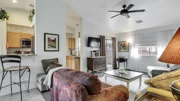 TV connectée, lecteur de DVD, livres