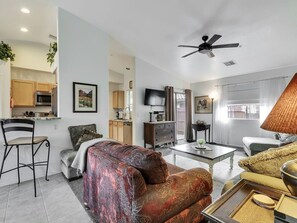 TV connectée, lecteur de DVD, livres