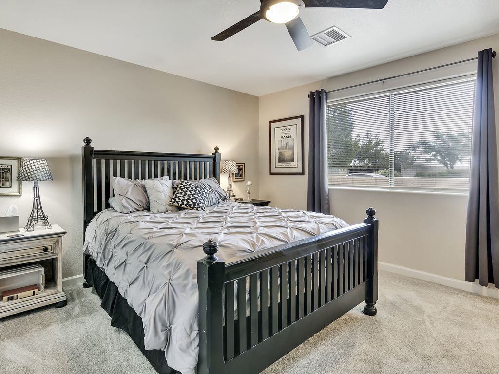 2 chambres, bureau, fer et planche à repasser, lit parapluie