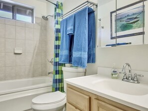 Douche, sèche-cheveux, serviettes fournies