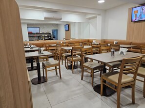 Café da manhã com buffet grátis todos os dias