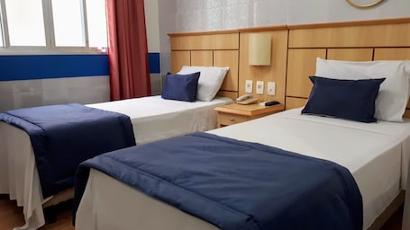 Minibar, cortinas blackout, tabla de planchar con plancha y wifi gratis
