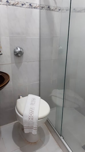 Zuhanyzó és törölközők