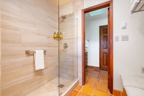 Bathtub, hair dryer, towels - Serenity in Santa Fe to Relax and Unwind (Santa Fe)