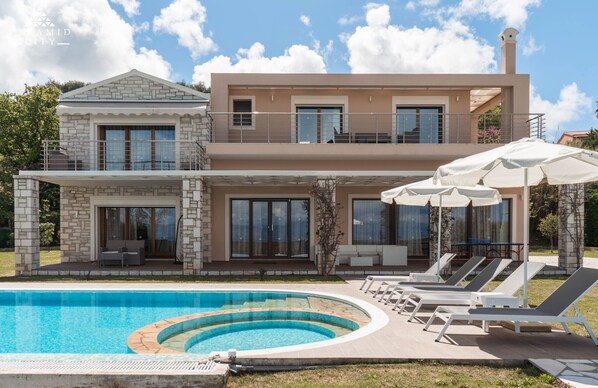 Huvila, kylpyhuone makuuhuoneen yhteydessä (Luxury Villa Hera) | Ulkopuoli