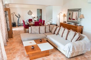Huvila, kylpyhuone makuuhuoneen yhteydessä (Luxury Villa Hera) | Lounge