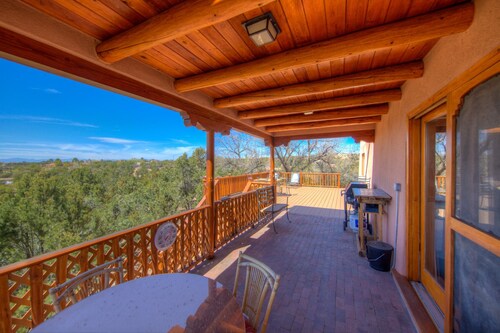 Mountain Retreat with Stunning Views and Hot Tub