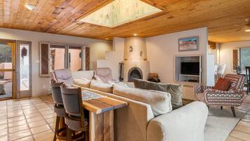 Televisión y chimenea