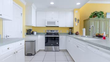 KĂŒhlschrank, Mikrowelle, Ofen, Herdplatte