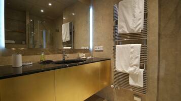 Een haardroger, handdoeken