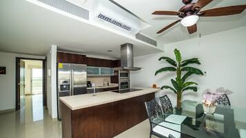 Réfrigérateur, micro-ondes, four, plaque de cuisson