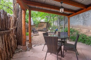 Outdoor dining - Sunny Adobe Retreat Steps from Historic Downtown (Santa Fe)