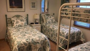 6 bedrooms, iron/ironing board, WiFi (free), bed sheets - Oceanfront, Elevator, Pool, Hot Tub, Great Views! (Corolla)