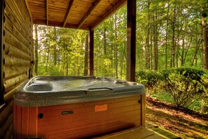 Private spa tub - Loon Loft (McCaysville)