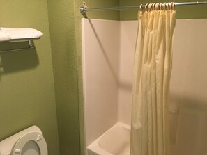 Bathtub, towels - Day N Night Inn (Killeen)