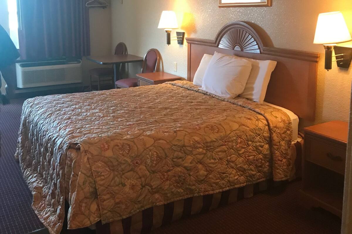 Basic Room, 1 King Bed, Non Smoking | WiFi (free), bed sheets