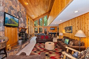 Flatskjerm-TV, peis og stereoanlegg