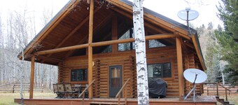 2/2 Cabin with Loft Nestled next to National Forest