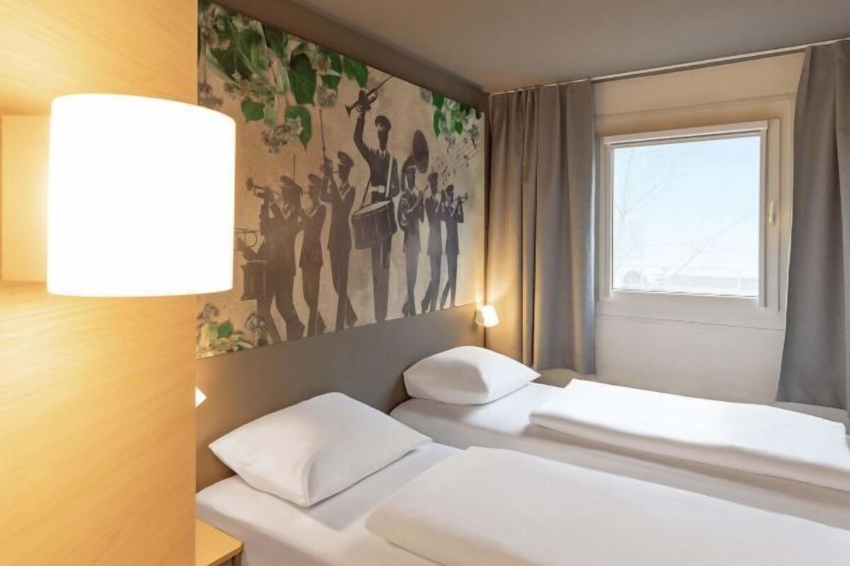 Schreibtisch, Verdunkelungsvorhänge, schallisolierte Zimmer