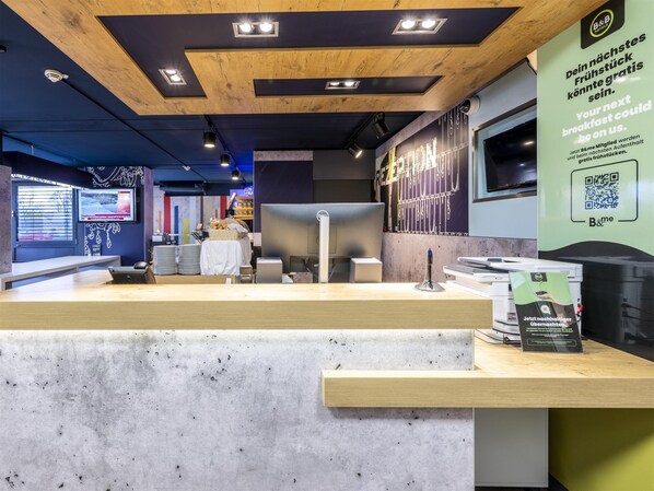 Shower, towels, soap, shampoo - B&B HOTEL Gießen-Linden (Linden)