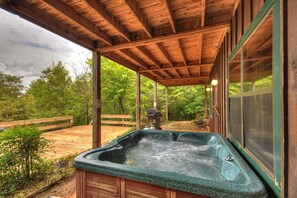 Private spa tub - Serenity Now (Mineral Bluff)