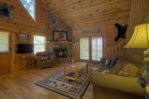 Cabin, Multiple Beds, Non Smoking | Living room | Flat-screen TV - Bear Ridge Hideaway (McCaysville)
