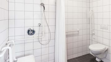 Chuveiro, toalhas de banho, sabonete, shampoo