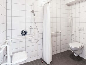 ฝักบัว, ผ้าเช็ดตัว, สบู่, ยาสระผม