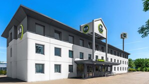 A modern B&B hotel with a white facade, multiple windows, and a prominent B&B logo on the roof. - B&B HOTEL Hannover-Laatzen (Laatzen)