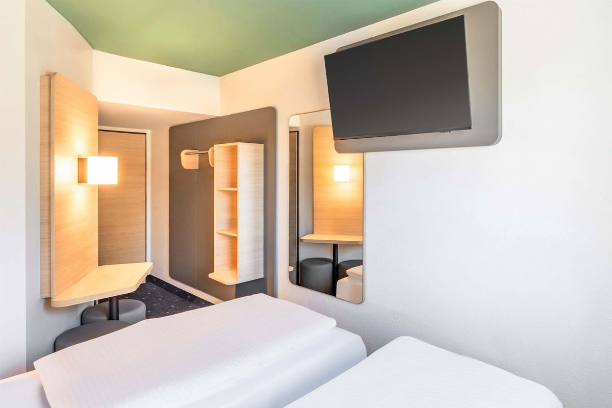 1 bedroom, desk, blackout curtains, soundproofing