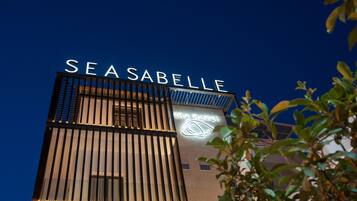Placa de hotel com o nome 'SEASABELLE' e um símbolo indicando que é um hotel.