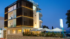 Un hotel de varios pisos con un cartel llamativo que dice "SEASABELLE".