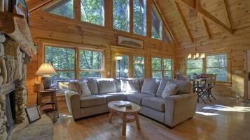 Cabin, 2 Queen Beds, Non Smoking | Living room | Flat-screen TV