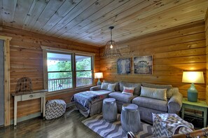 Living room - Shimmering Leaf Farmhouse (Blue Ridge)
