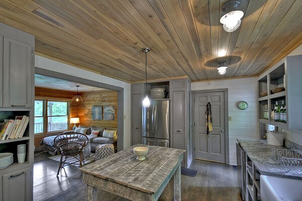 Living room - Shimmering Leaf Farmhouse (Blue Ridge)