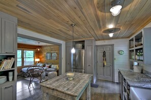 Living room - Shimmering Leaf Farmhouse (Blue Ridge)