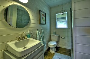 Bathroom - Shimmering Leaf Farmhouse (Blue Ridge)