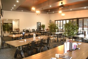 Se sirven almuerzos y cenas, cocina local