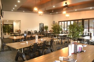 Se sirven almuerzos, cenas y cocina local 