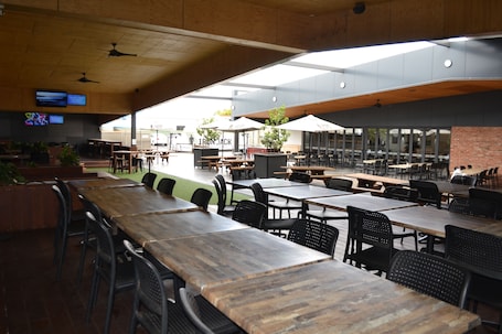 Se sirven almuerzos, cenas y cocina local . Garden Hotel