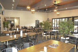 Lunch and dinner served, local cuisine - Garden Hotel (Dubbo)