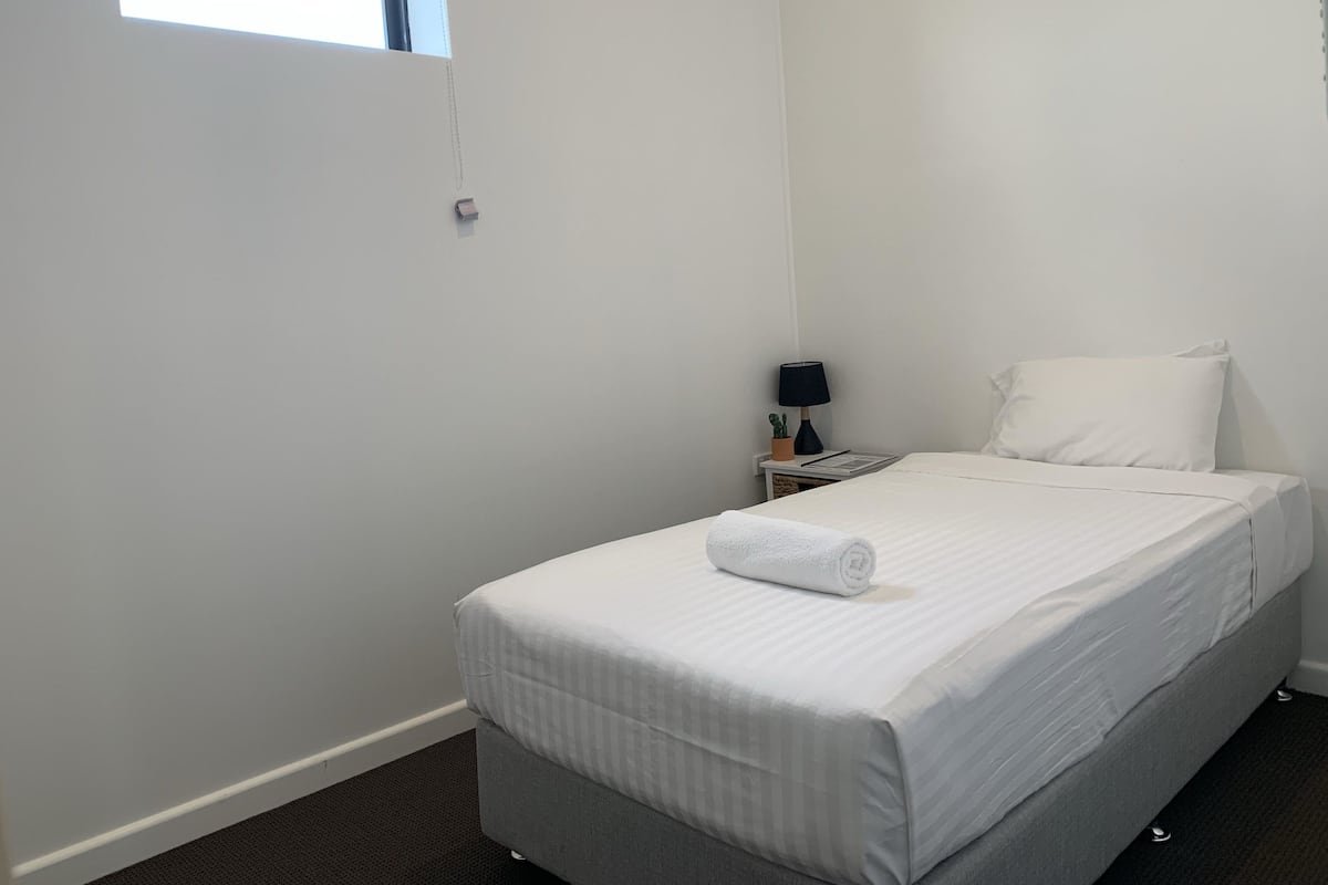 Basic Room, 1 Large Single Bed, Shared Bathroom | Bed sheets
