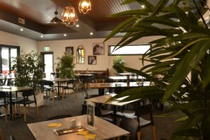 Mittagessen und Abendessen, lokale Küche