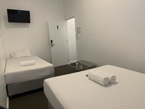 Queen & King Shared | Bed sheets - Garden Hotel (Dubbo)