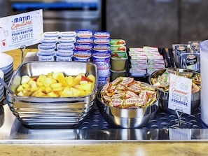 Daily buffet breakfast for a fee - Ibis Budget Dresden Kesselsdorf (Wilsdruff)