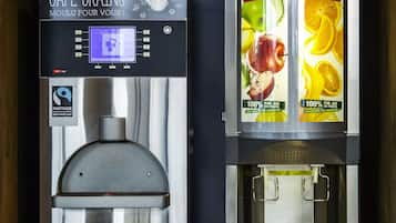 Une machine à café dotée d’un écran numérique et d’un distributeur d’eau.