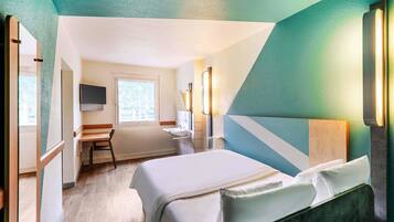 Schreibtisch, VerdunkelungsvorhÀnge, schallisolierte Zimmer