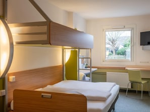 1 slaapkamer, een bureau, verduisterende gordijnen, geluiddichte muren